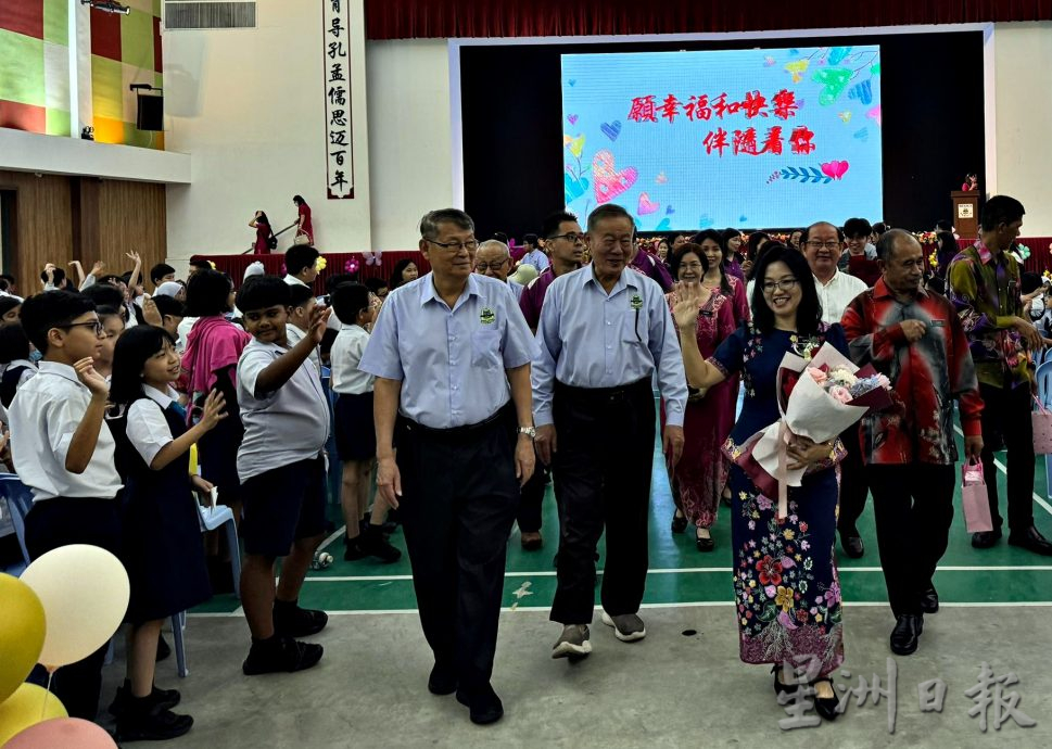 甲拋峇底培育學校校長鍾萩潤榮休。