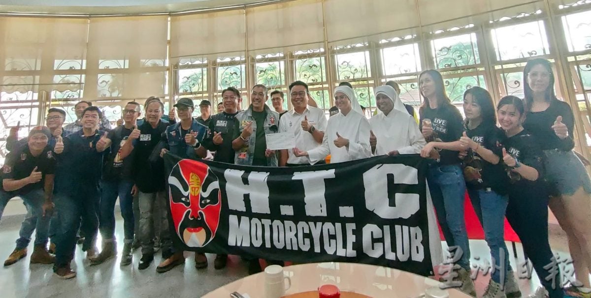 (大北马)穿夹克催油门 “追风阿嬷”好兴奋