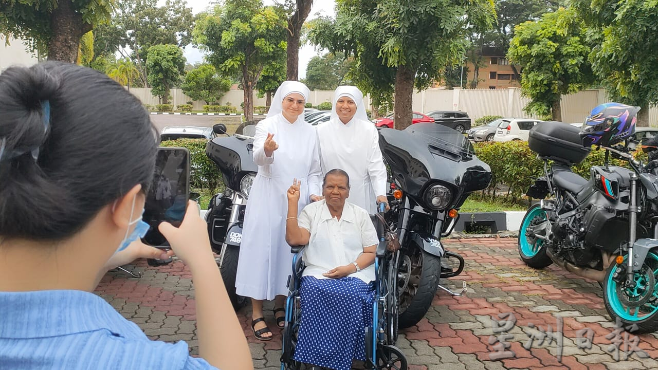 (大北马)穿夹克催油门 “追风阿嬷”好兴奋