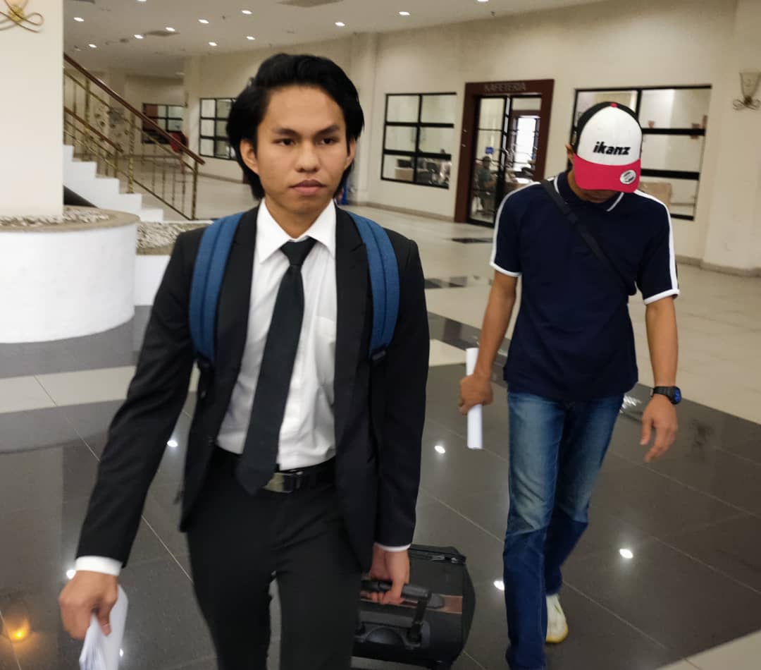 (已签发)全国:ABANG BAS穿西装打领带出庭 再次否认有罪