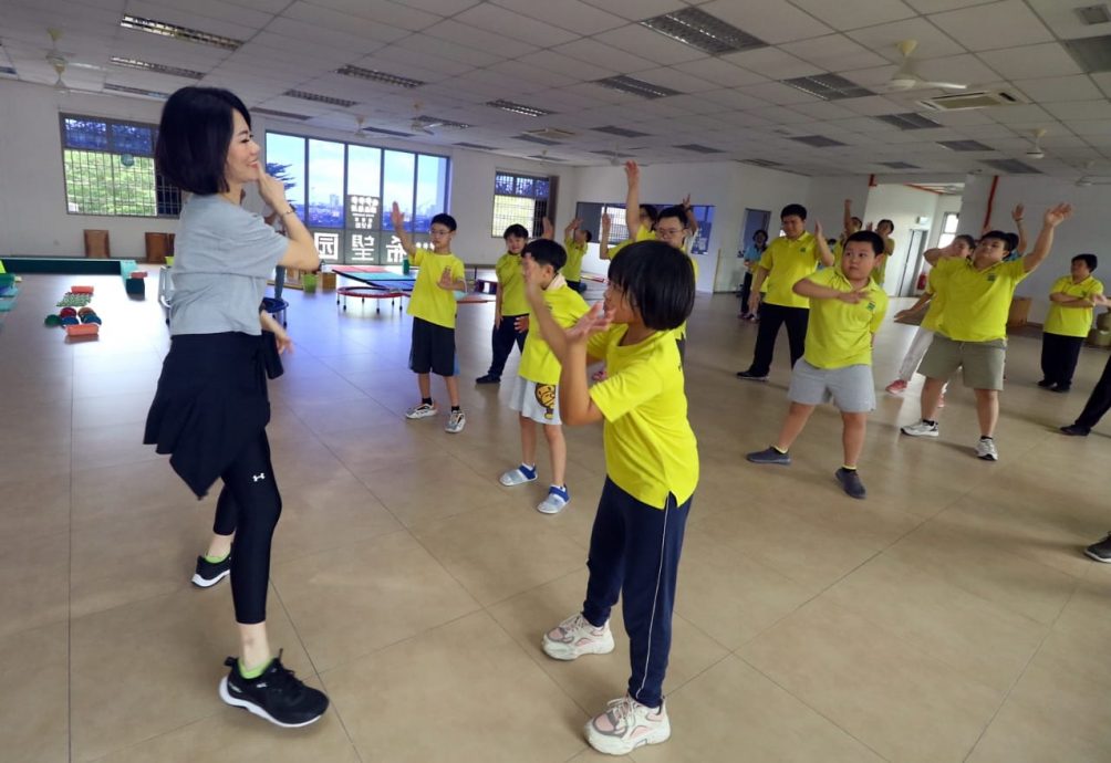善心美事:天使老师李媄岚 教星星儿跳舞不言累