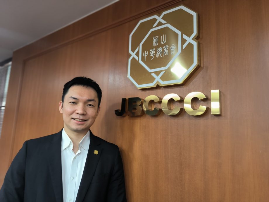 (已签发)柔:封面副文1:新山中总点评财案 赖君杰:中规中矩