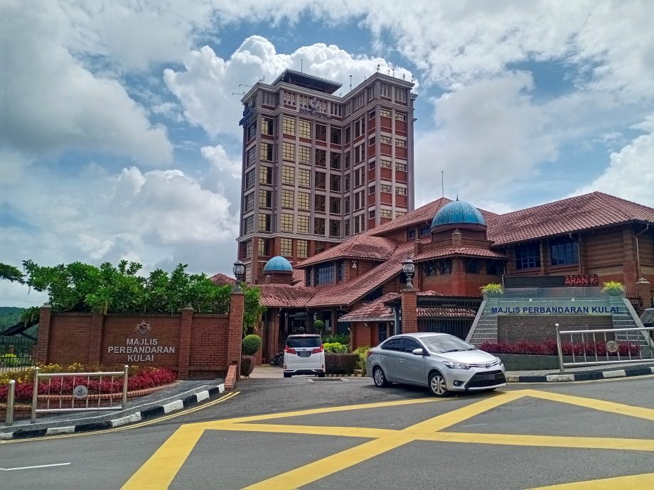 (已签发)柔:封面:总稽查报告|2022年柔8地方政府,赤字110万至2992万令吉