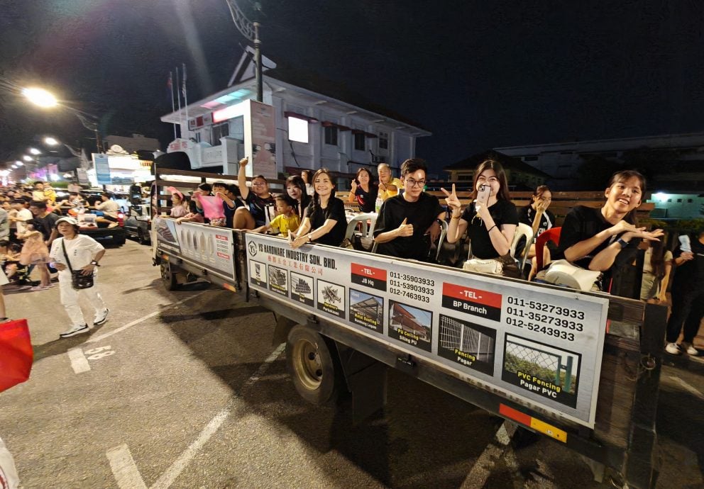(已签发)柔:峇斗母宫游行出动41辆花车,九皇爷降驾赐福