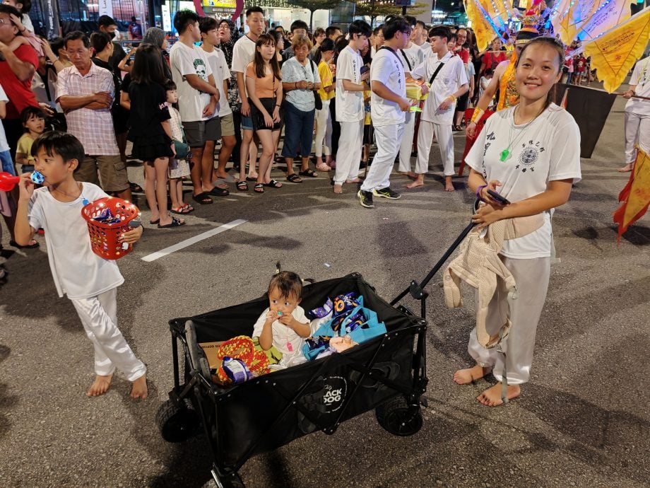(已签发)柔:峇斗母宫游行出动41辆花车,九皇爷降驾赐福