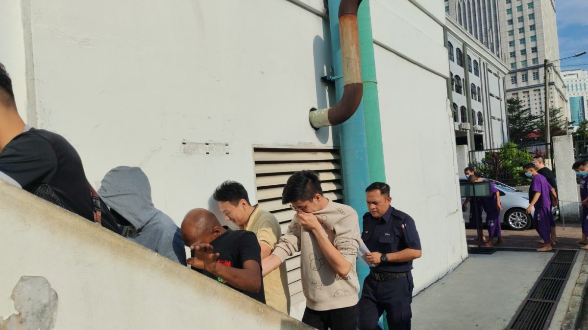 (已签发)柔:涉百万令吉贩毒案 2男1女华裔被控