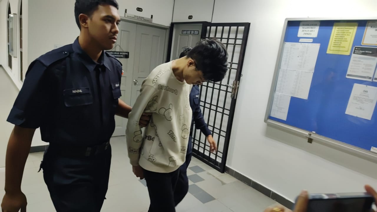 (已签发)柔:涉百万令吉贩毒案 2男1女华裔被控