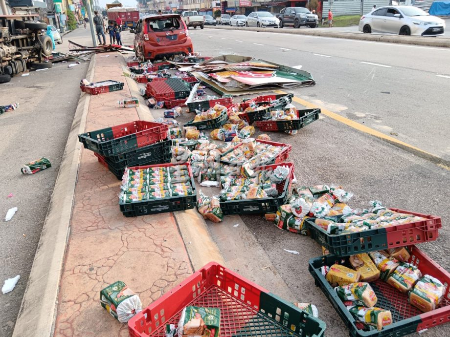 面包车停路旁下货,被洋灰罗里猛撞“肢解”