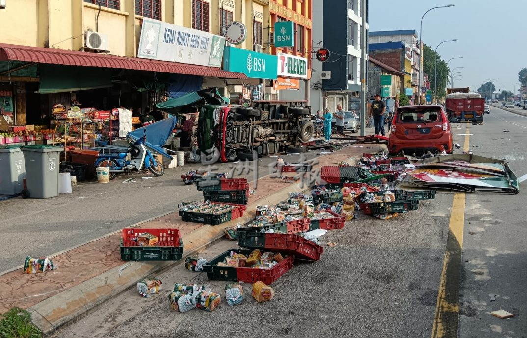 面包车停路旁下货,被洋灰罗里猛撞“肢解”