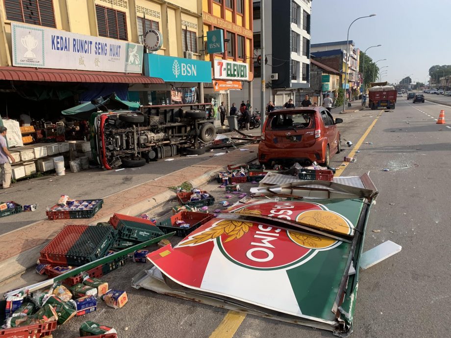 面包车停路旁下货,被洋灰罗里猛撞“肢解”