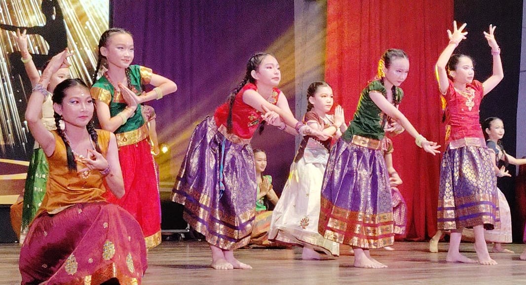 (已签发)柔:**版头**东甲20华小学生 “金山舞影耀明月”展舞姿