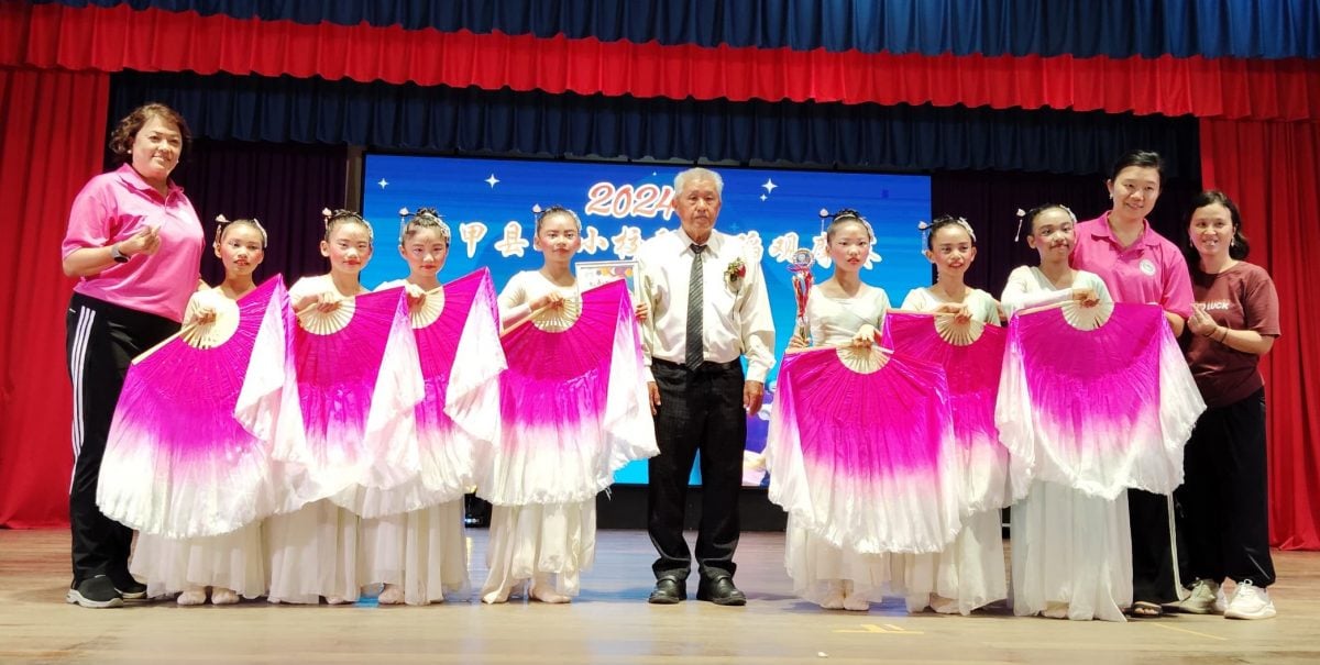 (已签发)柔:**版头**东甲20华小学生 “金山舞影耀明月”展舞姿