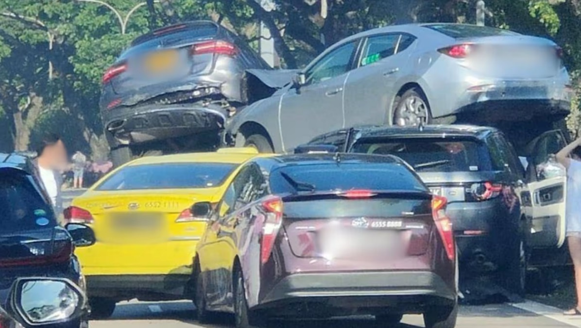 (已签发)柔:狮城二三事:东海岸公园大道严重连环车祸 至少9车“叠罗汉”场面吓人