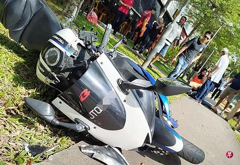 (已签发)柔:狮城二三事:摩托车与德士相撞 大马籍骑士脑出血陷昏迷