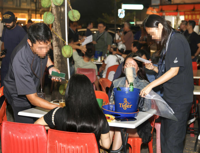 (已签发)柔:狮城二三事:越女咖啡店“招客” 警扫荡捕33人