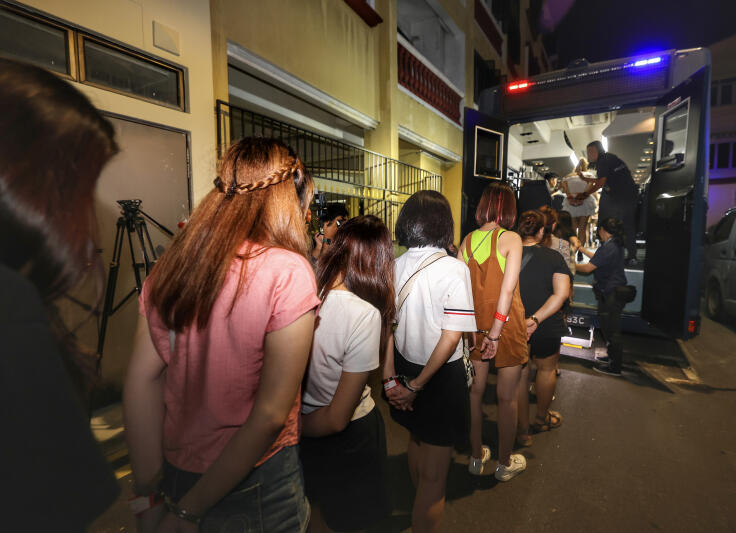 (已签发)柔:狮城二三事:越女咖啡店“招客” 警扫荡捕33人