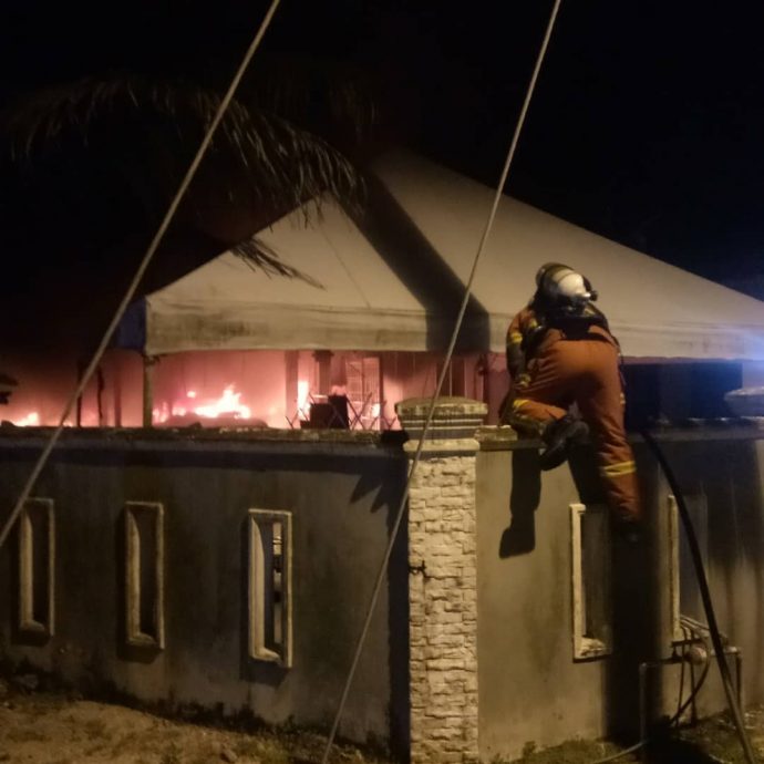 (已签发)柔:视频:古来公主城一民宅失火,连带吞噬5辆车