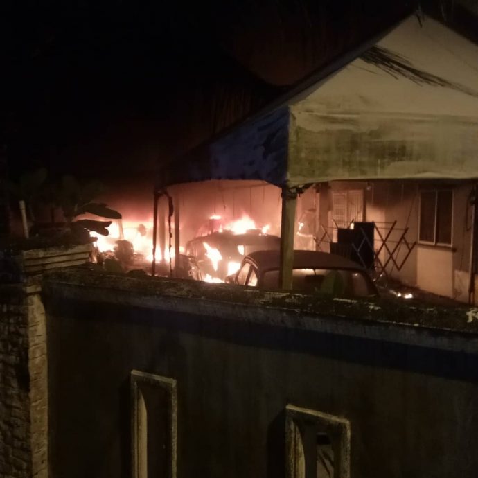 (已签发)柔:视频:古来公主城一民宅失火,连带吞噬5辆车