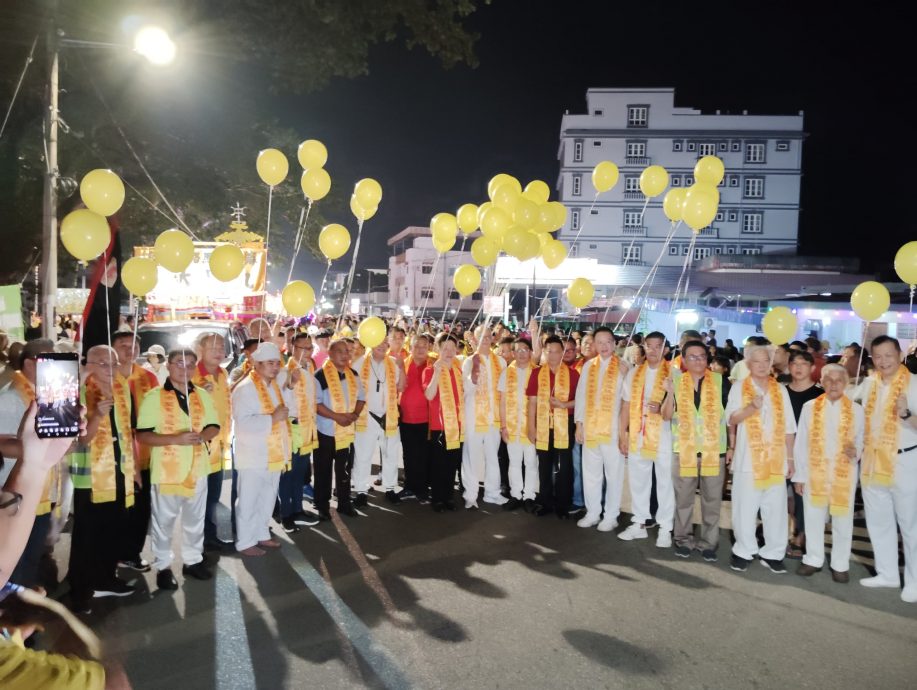 (已签发)柔:麻五马路斗母宫九皇大帝巡境 上万民众围观欣赏
