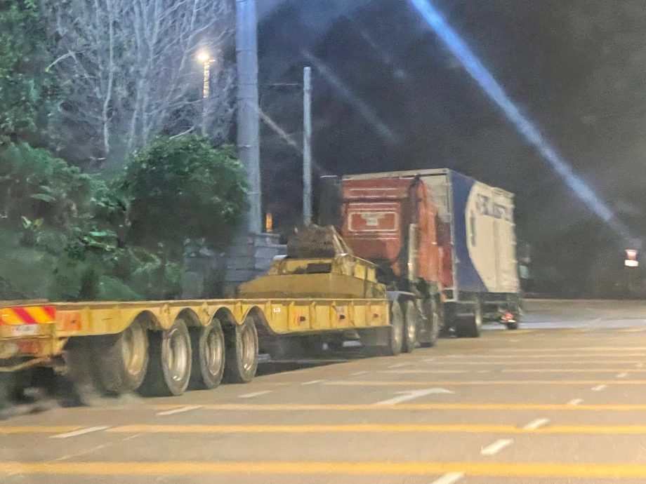 (版2头)大都会:商用重型车辆占马路停车,两年投诉不解/5图