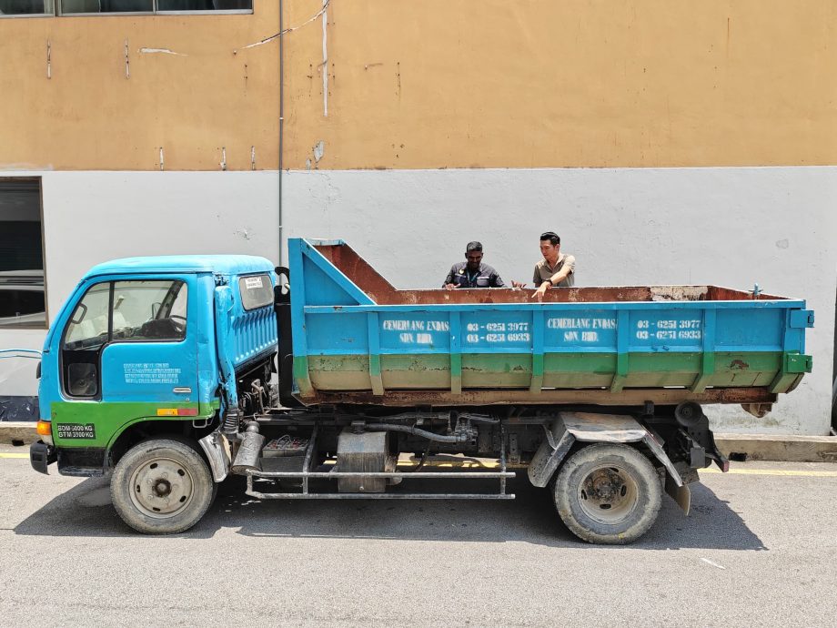 (版3头)大都会/赖俊权:非法垃圾丢弃活动被抓现行/5图