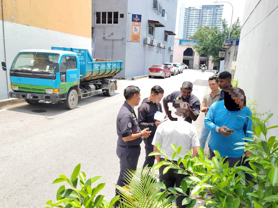 (版3头)大都会/赖俊权:非法垃圾丢弃活动被抓现行/5图