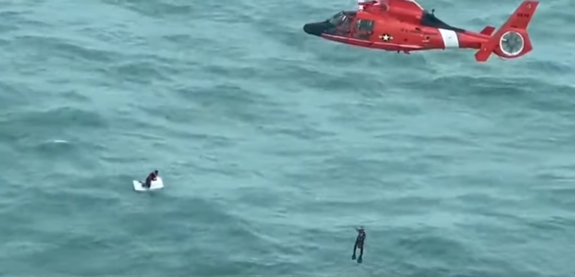 （视频）飓风来袭 佛州渔民靠冰箱漂浮一夜“奇迹”获救