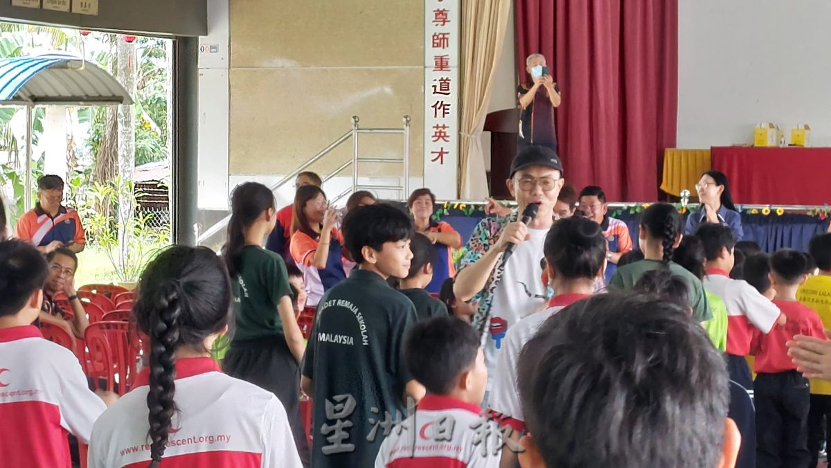 (请助签发)柔:第5头条:爱华教义演实里拉龙华小造势 学生与艺人齐唱跳