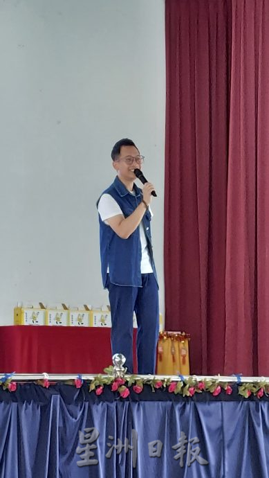(请助签发)柔:第5头条:爱华教义演实里拉龙华小造势 学生与艺人齐唱跳