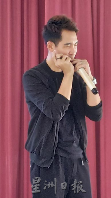 (请助签发)柔:第5头条:爱华教义演实里拉龙华小造势 学生与艺人齐唱跳
