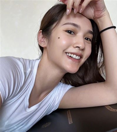 玩倒立拱桥晒柔软度 杨丞琳被酸似屏东黑鲔鱼