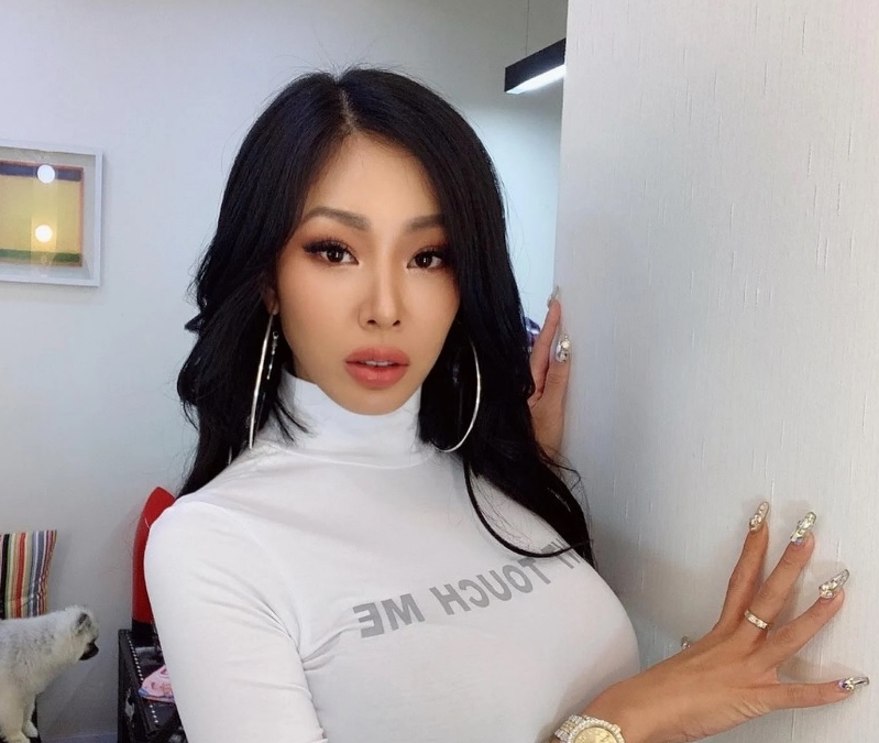 Jessi涉嫌施暴现身警局 昔日受害人出面控诉曾被塞马桶