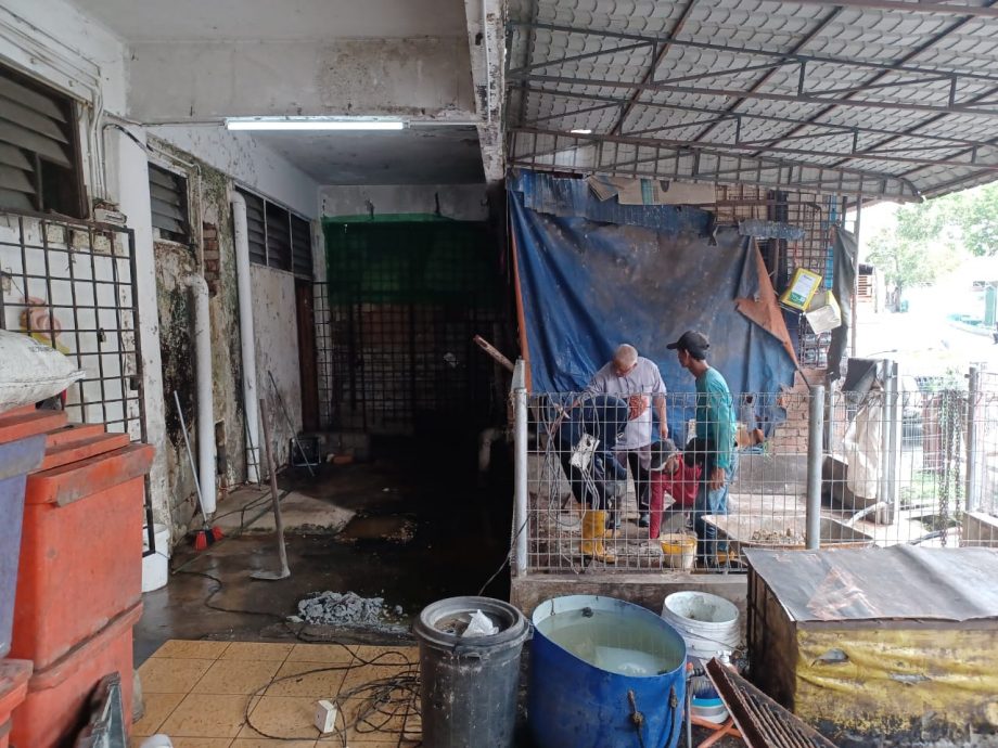 me2头//大都会/翻新加影巴刹工程出乱子,小贩在“日晒雨泼”下营业不满