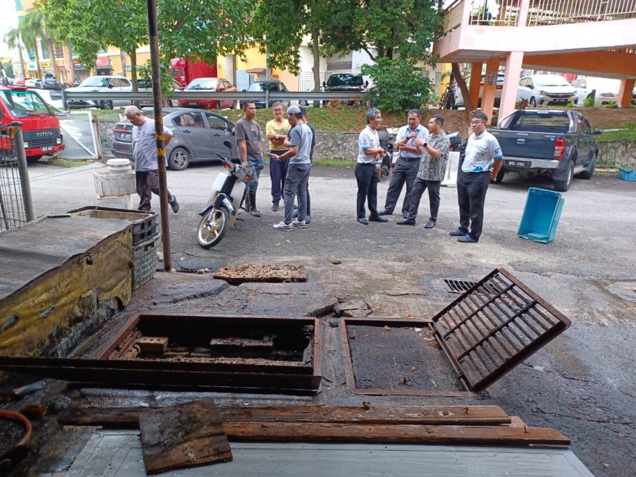 me2头//大都会/翻新加影巴刹工程出乱子,小贩在“日晒雨泼”下营业不满