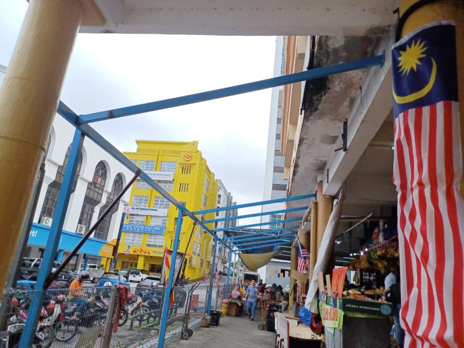 me2头//大都会/翻新加影巴刹工程出乱子,小贩在“日晒雨泼”下营业不满