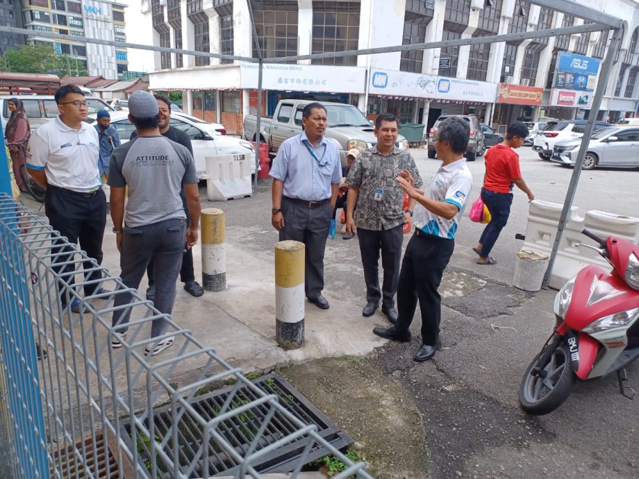 me2头//大都会/翻新加影巴刹工程出乱子,小贩在“日晒雨泼”下营业不满
