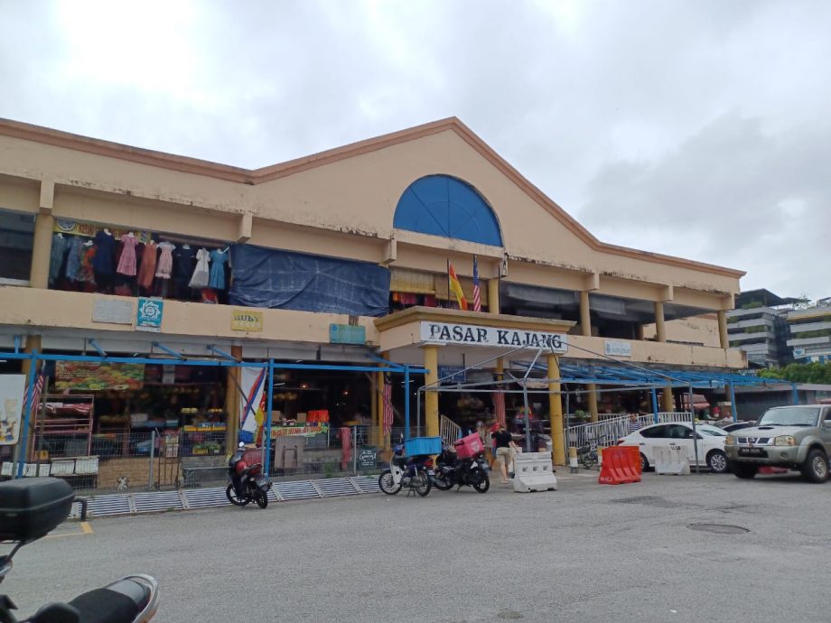 me2头//大都会/翻新加影巴刹工程出乱子,小贩在“日晒雨泼”下营业不满