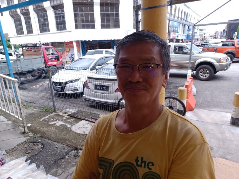 me2头//大都会/翻新加影巴刹工程出乱子,小贩在“日晒雨泼”下营业不满