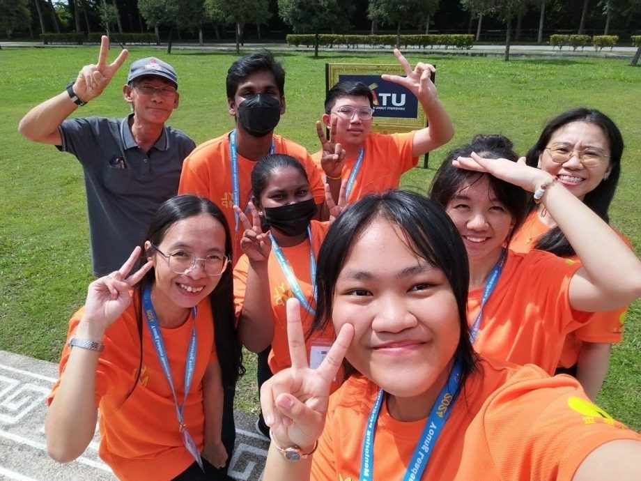 我们/我教你画灯笼你当我翻译员 各族学生营会缔情谊