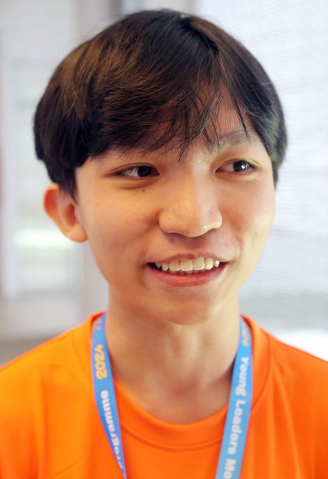 我们/我教你画灯笼你当我翻译员 各族学生营会缔情谊