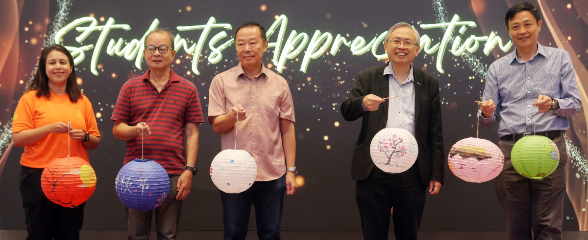 我们/我教你画灯笼你当我翻译员 各族学生营会缔情谊