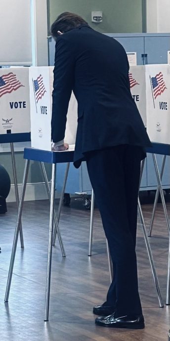 18岁巴伦“西装笔挺”投票! 梅兰妮超骄傲:支持他爸爸