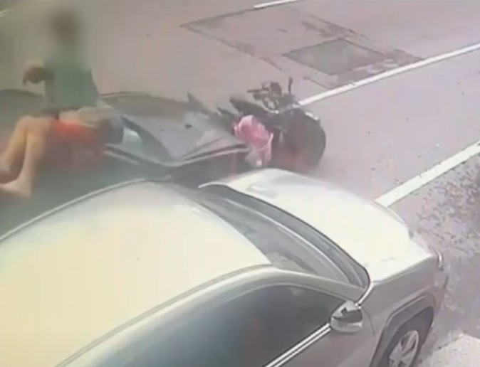 3人被汽车撞飞 女子“倒V”姿势插进车里