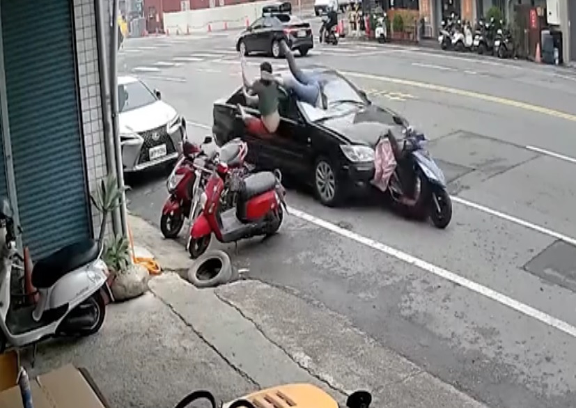 3人被汽车撞飞 女子“倒V”姿势插进车里