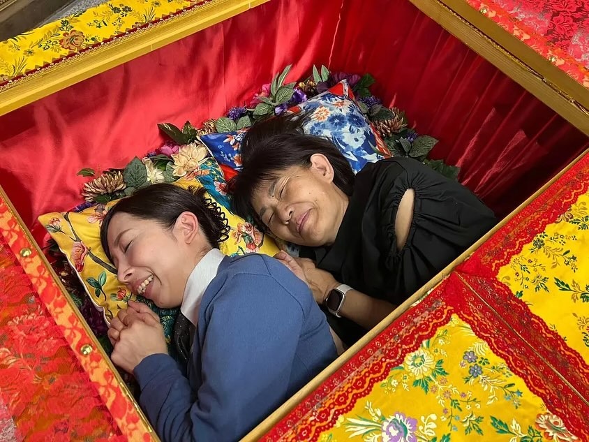 9pm发布/闲来喝咖啡躺板板 入殓咖啡馆爆红