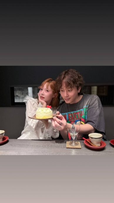 晒蜜月照半身略显臃肿 泫雅穿着宽松惹猜有孕