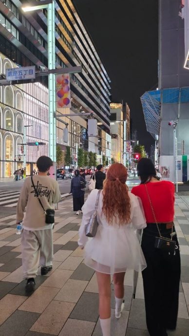 晒蜜月照半身略显臃肿 泫雅穿着宽松惹猜有孕