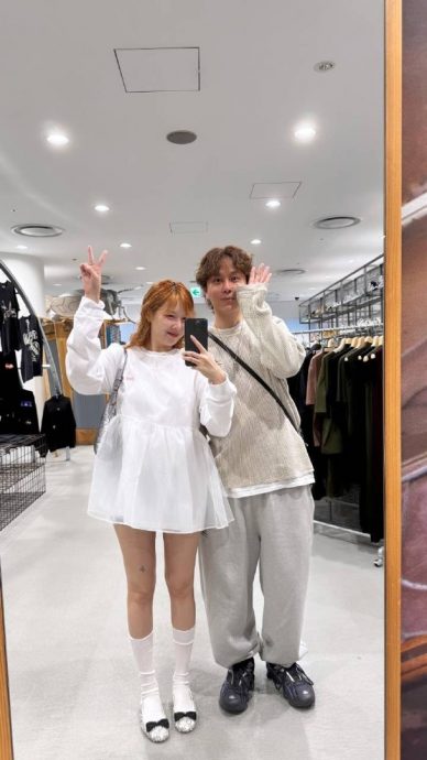 晒蜜月照半身略显臃肿 泫雅穿着宽松惹猜有孕