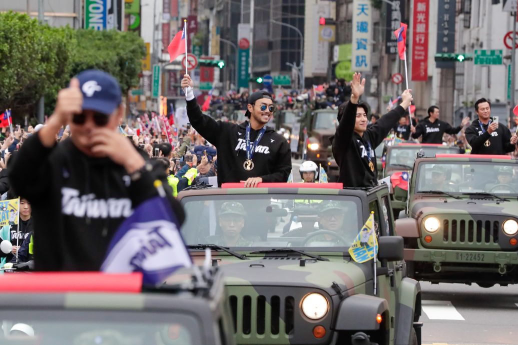“台湾棒球英雄”游行登场 大批球迷夹道欢迎