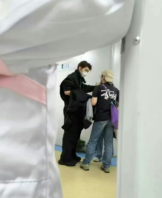 丁禹兮就医被网民偶遇 无人关心病情只赞好帅